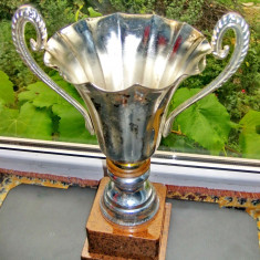754-Cupa mare veche din metal argintat pe stativ.