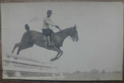 Militar roman calare in cursa cu obstacole// foto tip CP 1912 foto