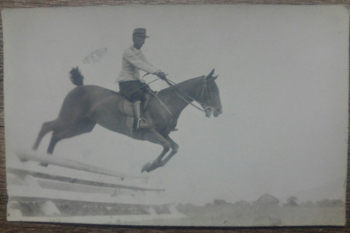 Militar roman calare in cursa cu obstacole// foto tip CP 1912