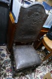 Jilt vechi Scaun din Lemn cu Piele Cordoba Spania Motiv Spaniol Ornamente Bronz secol XIX