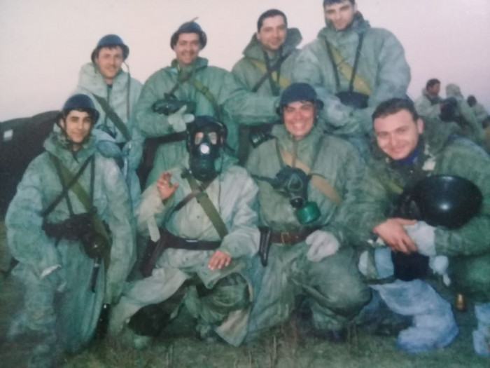 Fotografie grup de militari Romani pe campul de instructie,echipament antichimic