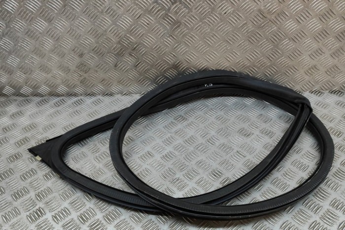Garnitura ușă dreapta față PORSCHE Taycan 2022 OEM: 9J0831722,9J0.831.722 | 25145882