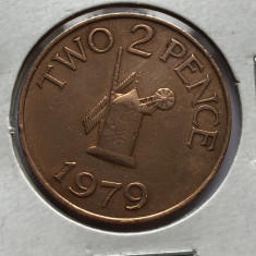 p586 Guernsey 2 new pence 1979 foto