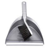 Cumpara ieftin Faras din plastic, cu lamela de cauciuc si perie, Y239, gri