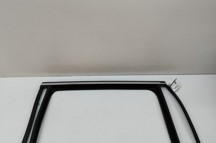 Bandou superior ușă dreapta spate VW PASSAT Variant B7 365 2012 OEM: 3C9839432H 30658793