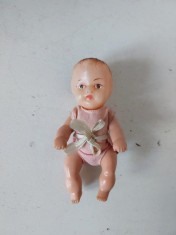 Papusa bebe bebelus Aradeanca, anii 70, 11 cm, stare excelenta, haina originala