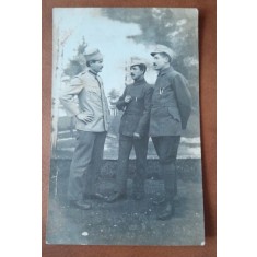 Fotografie tip carte postala necirculata, 3 militari, perioada interbelica