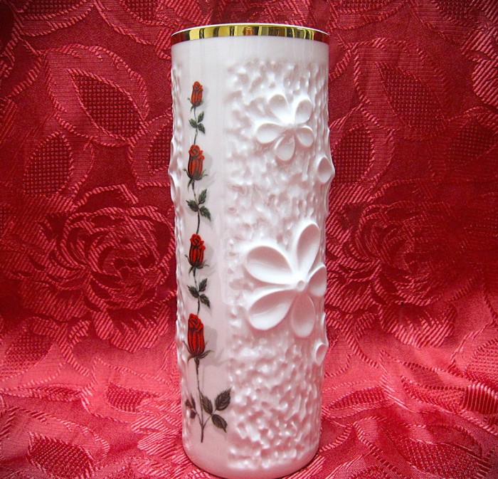 VAZA PORTELAN MITTERTEICH BAVARIA CU DECOR FLORAL IN RELIEF SI TRANDAFIRI 20.5 CM