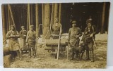 TAPINARI SI PADURAR LA MUNCA IN PADURE , FOTOGRAFIE FORMAT CARTE POSTALA , INCEPUT DE SECOL XX