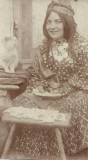 P1803N Țigancă cu salbă de galbeni d&acirc;nd &icirc;n cărți sub privirea unei pisici, cca anii 1910-1920
