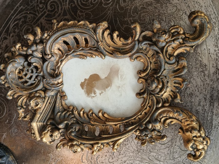 Superba rama din bronz aurit, dimensiuni aprox . 30 cm x 19 cm .Vechime 100 ani.Are o superba patina a timpului.