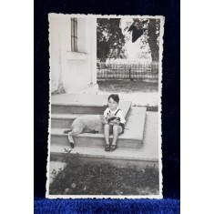 COPIL CU CATEL IN BRATE PE TREPTELE UNEI CASE , FOTOGRAFIE MONOCROMA, TIP CARTE POSTALA , PE HARTIE CRETATA , NECIRCULATA , PERIOADA INTERBELICA