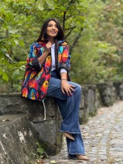 Geaca dama cu gluga si imprimeu fete abstracte