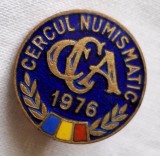 Cercul numismatic CCA - Casa Centrala a armatei din Bucuresti, anul 1976, insigna email la cald varianta de 1.5 cm dimensiune, Romania de la 1950