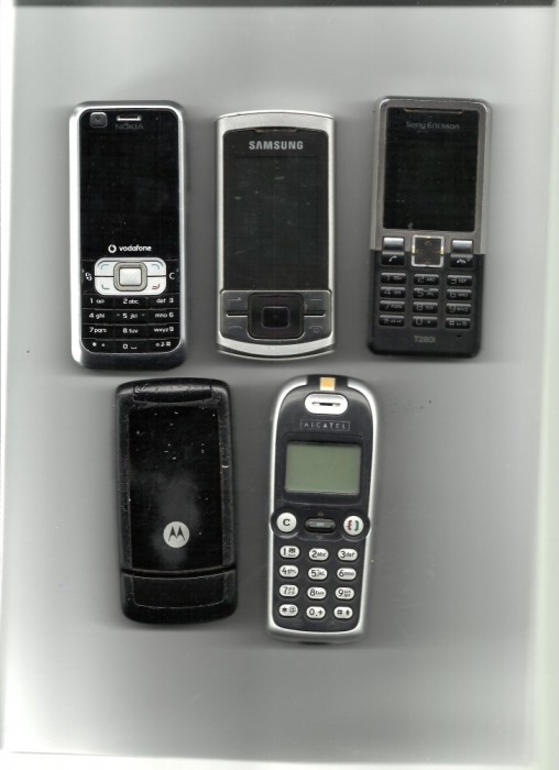Vand 5 telefoane mobile vechi cu butoane pentru piese Vand 5 telefoane mobile vechi cu butoane pentru piese