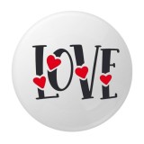 Cumpara ieftin Insigna rotunda LOVE cu inimioare rosii, 58 mm, model romantic, sistem prindere cu ac