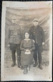 Fotografie tip Carte Postala, Doi militari ai armatei romane si o femeie, 1924