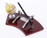 Cumpara ieftin Set de Birou &bdquo;Universalitas&rdquo; cu Glob Păm&acirc;ntesc &ndash; Lemn Nobil, Maro Vișiniu