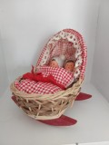 Set Vintage Păpuși Bebeluşi &icirc;n Leagăn de Nuiele &ndash; Miniaturi de Colecție, Accesorii Originale, Decor Nostalgic, Jucării Vechi Retro