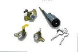Set yale inchidere Toyota Corolla (E10), 1993-1997 Model AE100, cu chei, cu 2 butuci blocare usa, cu blocare portbagaj si apasati butonul de eliberar
