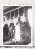 Bnk foto Soveja - Statuia lui Simion Mehedinti - 1975, Alb-Negru, Romania de la 1950, Cladiri