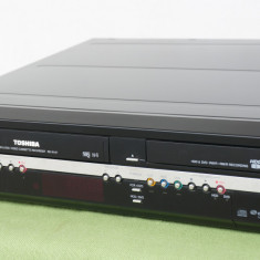 Triplu video recorder HDD DVD si VHS Toshiba RD-XV47 stereo Hi-Fi DEFECT