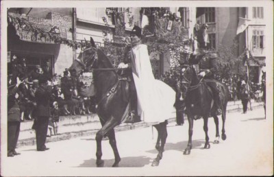 HST 317S Poză general Nicolae Macici calare cu pelerina Ordinul Mihai Viteazul foto