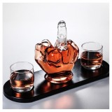 Cumpara ieftin Set Decantor Artistic &bdquo;The Hand&rdquo; &ndash; Sticlă Sculptată, 2 Pahare și Suport din