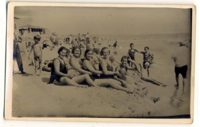 AD 1740 C.P.VECHE- LA PLAJA LA MARE, IN TINUTA DE EPOCA 1932 foto