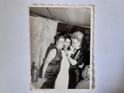 Fotografie 6/9 cm de nuntă cu 3 femei foto