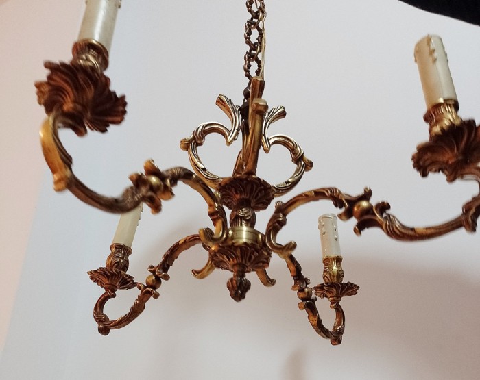 Elegant candelabru din bronz masiv cu 4 brațe in stilul Rococo,piesa cu o lucrătură de o foarte mare finețe