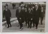 PRINTUL RAINIER DE MONACO LA SOSIREA PE AEROPORT , CU SUITA , FOTOGRAFIE , ANII &#039; 60
