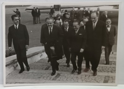 PRINTUL RAINIER DE MONACO LA SOSIREA PE AEROPORT , CU SUITA , FOTOGRAFIE , ANII &amp;#039; 60 foto