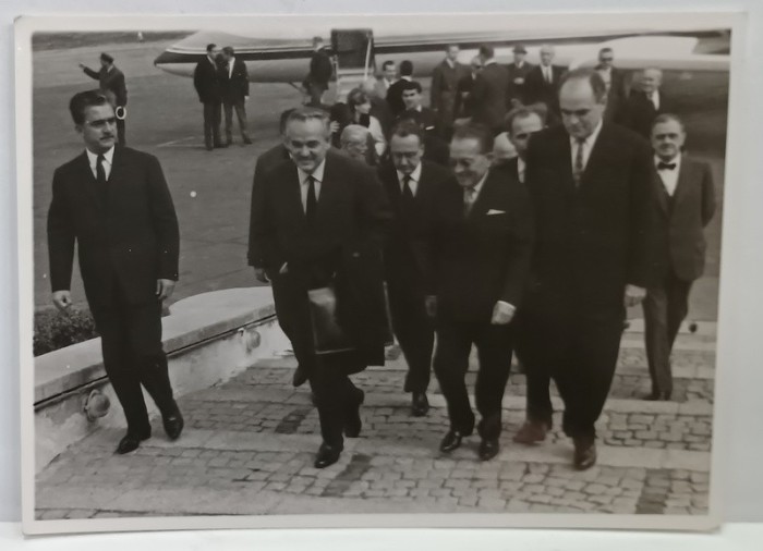 PRINTUL RAINIER DE MONACO LA SOSIREA PE AEROPORT , CU SUITA , FOTOGRAFIE , ANII &#039; 60