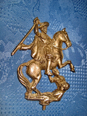 3990-Cavaler pe cal cu sabie lovind inamicul ornament metalic decorativ. foto
