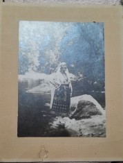 Fotografie pe carton, femeie in port popular, perioada interbelica