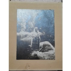 Fotografie pe carton, femeie in port popular, perioada interbelica