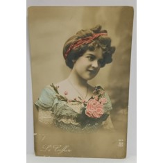 LA COIFFURE , TANARA CU TRANDAFIR IN PIEPT , FOTOGRAFIE FORMAT CARTE POSTALA , COLORIZATA , 1911