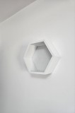 Raft decorativ, culoare alb, forma hexagonala, 31x27x12cm