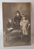 Fotografie tip Carte Postala, circulata, veche, datata 26 decembrie 1914 - atelier - Fotografia Venus Bucuresti, grup trei copii