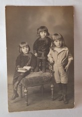 Fotografie tip Carte Postala, circulata, veche, datata 26 decembrie 1914 - atelier - Fotografia Venus Bucuresti, grup trei copii