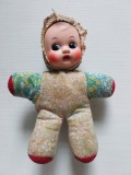 Jucărie veche chinezească &ndash; păpușă din material textil și cauciuc, 17 cm, Import din China in anii 80