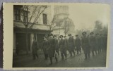 Fotografie tip carte postala, militari la defilare, perioada interbelica