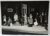 SCENA DIN PIESA ' LIVADA DE VISINI ' , TEATRUL DE COMEDIE , regia L. GIURCHESCU , APAR ACTRITELE SANDA TOMA si VASILICA TASTAMAN SI ALTII , FOTOGRAFI