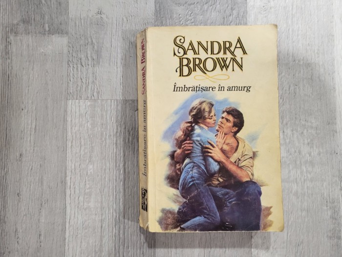 Imbratisare in amurg de Sandra Brown