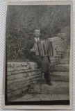 Fotografie tip Carte postala, Barbat cu acordeon la Baile Strunga, 1933