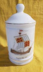 RECIPIENT CU CAPAC DIN STICLA OPALINA DECORAT CU CORABIE ENGLEZEASCA -ATELIER EUROPEAN ANII 60-70