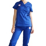 Cumpara ieftin Set Costum Medical Complet Dama, Albastru: Scrub, Saboti si 6 Stickere