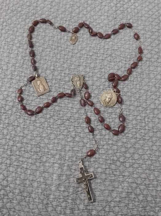 Rozar vechi, crucea cu locas secret