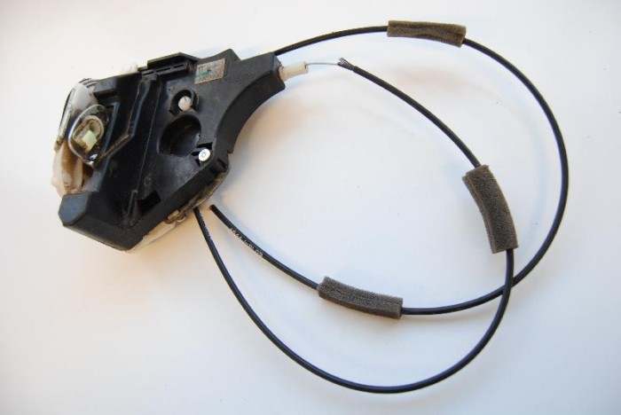 &Icirc;ncuietoare ușă dreapta spate MITSUBISHI L 200 / TRITON KA_T, KB_T 2012 OEM: NER 1763400